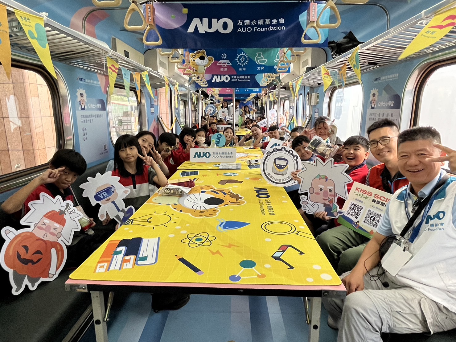pg电子永續基金會參與「臺灣科普環島列車」，設計基礎科學車廂課程，以「淨零碳排和永續能源」為主題，讓學生透過創意實驗認識淨零知識，以及思考生活中的減碳行為